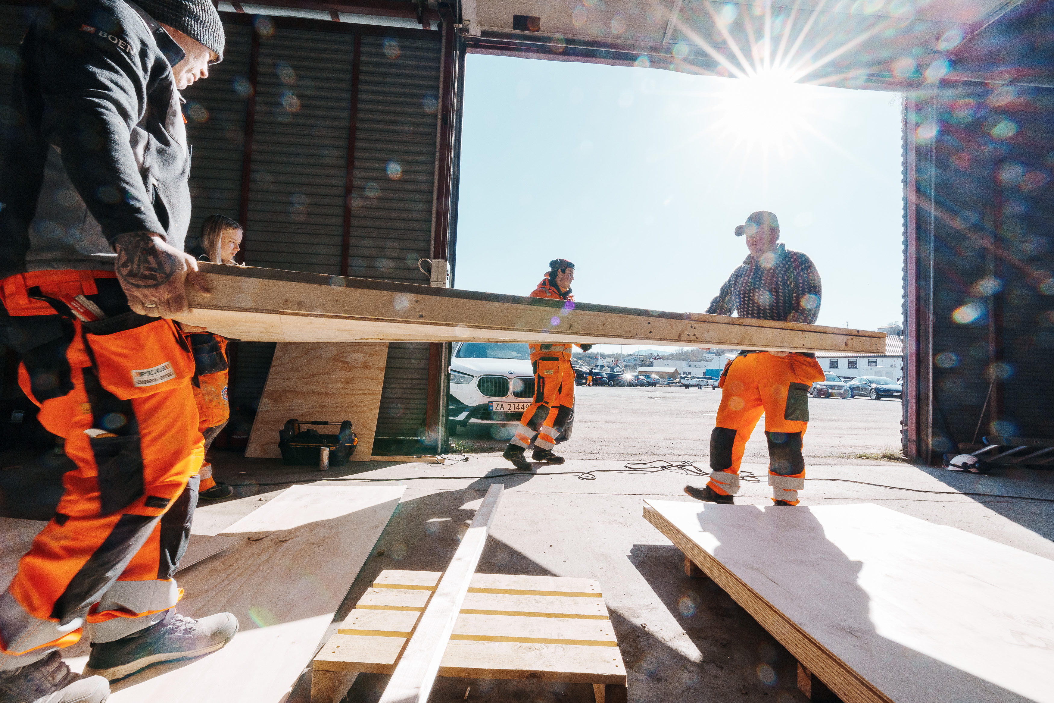 Lærlinger fra Peab bygget vegger i lokalene til Seaworks i Harstad. Foto: Ørjan Marakatt Bertelsen