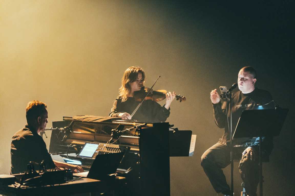 The Art of Listening; med Valgeir Sigurðsson (tangenter), Elisabeth Klinck (fiolin) og Benjamin Abel Meirhaeghe. Foto: Joke Hendrix
