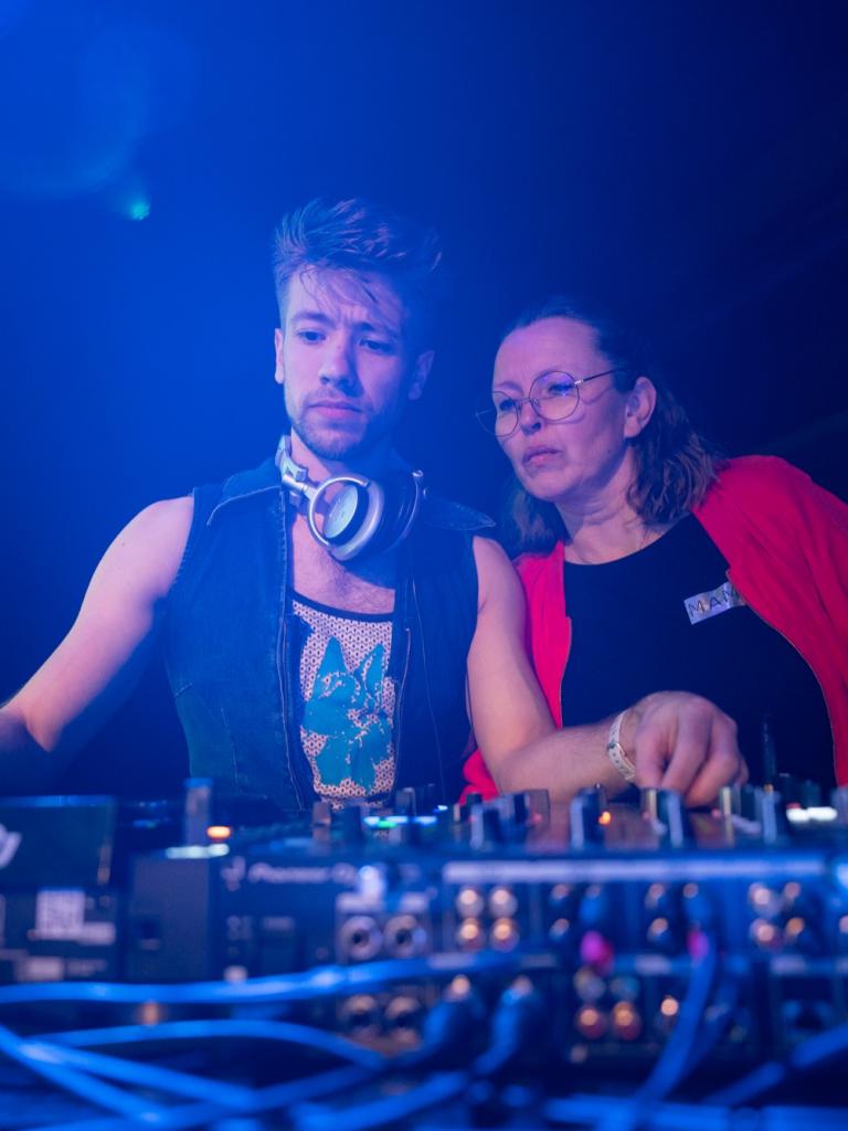 DJ Arthur og mamma. Foto: Steve Nilsen