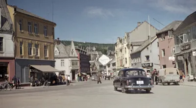 Torvet i farger: Sevald Eilertsen/Harstad Tidende/Sør-Troms Museum