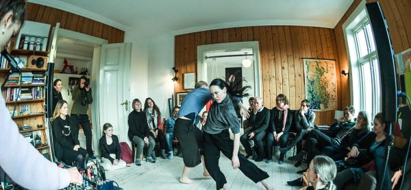 Det vi ikke ser av Panta Rei Danseteater presenteres i et privat hjem under Festspillene i Nord-Norge 2019. Foto: Lars Opstad