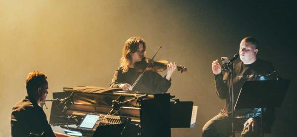 The Art of Listening; med Valgeir Sigurðsson (tangenter), Elisabeth Klinck (fiolin) og Benjamin Abel Meirhaeghe. Foto: Joke Hendrix