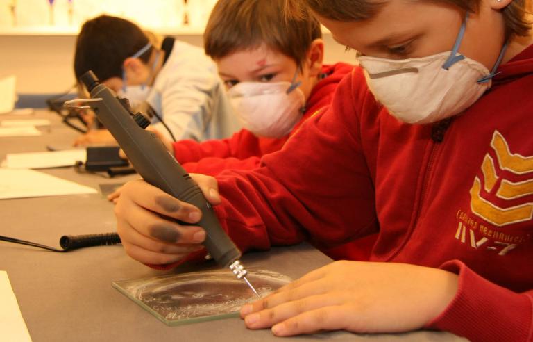 Nordnorsk Kunstnersenter gir barn en innføring i glassgravering under Festspillene i Nord-Norge