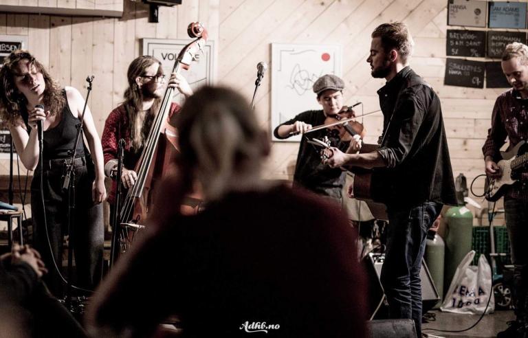 Rustholk spiller på Karma under Festspillene i Nord-Norge 2017. Foto: Helge Brekke